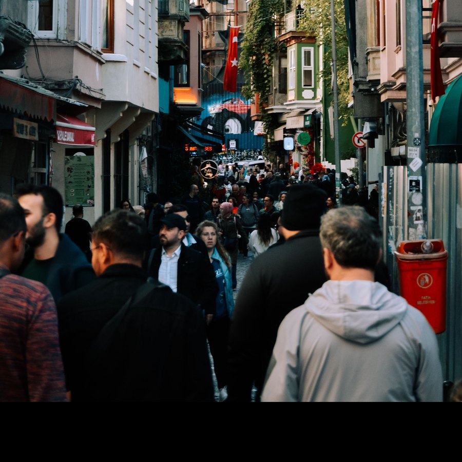 Kalabalık bir İstanbul sokağı; ön planda bir kişi.